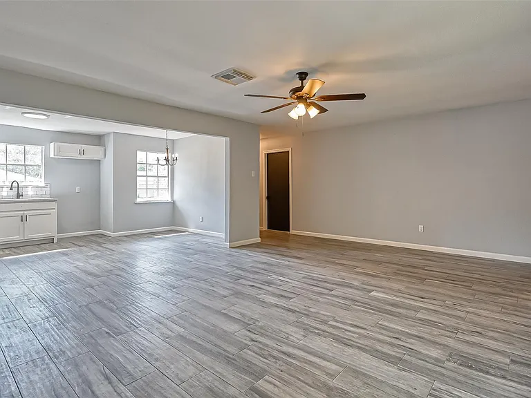 8623 Valley Forest Dr — Photo 10