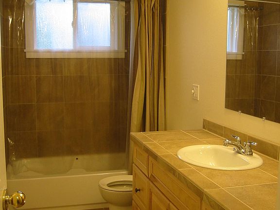 Full Bathroom (2nd photo)