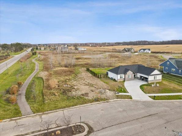 10009 Emerald Falls Boulevard, Grand Blanc Charter Township, MI 48442