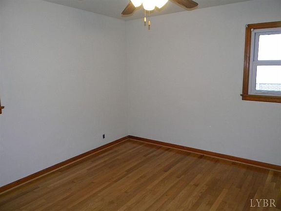 3rd image of 106 Wayne Dr