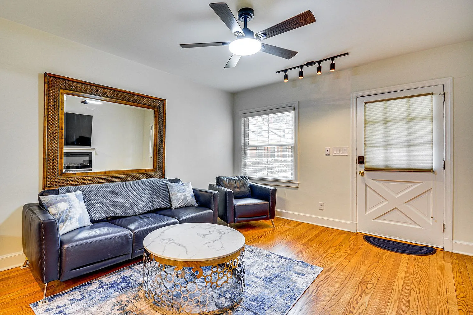 2 bed, 1.0 bath, 699 sqft, $3,128 — Photo 3