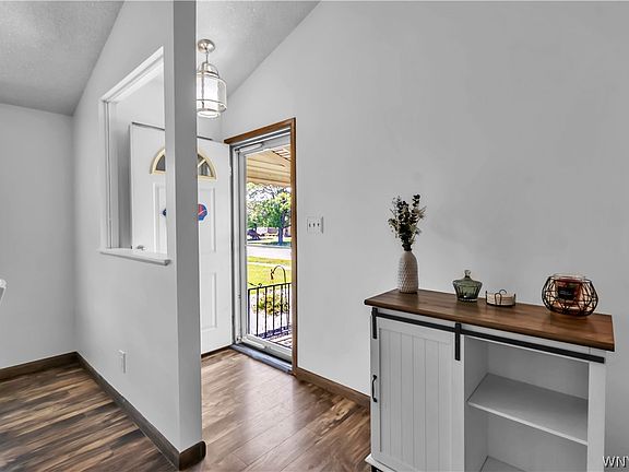 3rd image of 61 Bay Ln