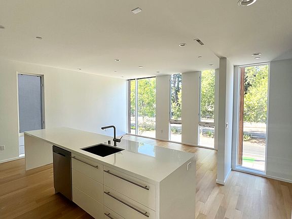 3rd image of 1019 Broadway