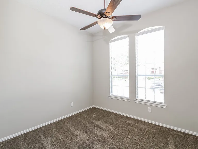 828 Pinnacle Cir — Photo 15