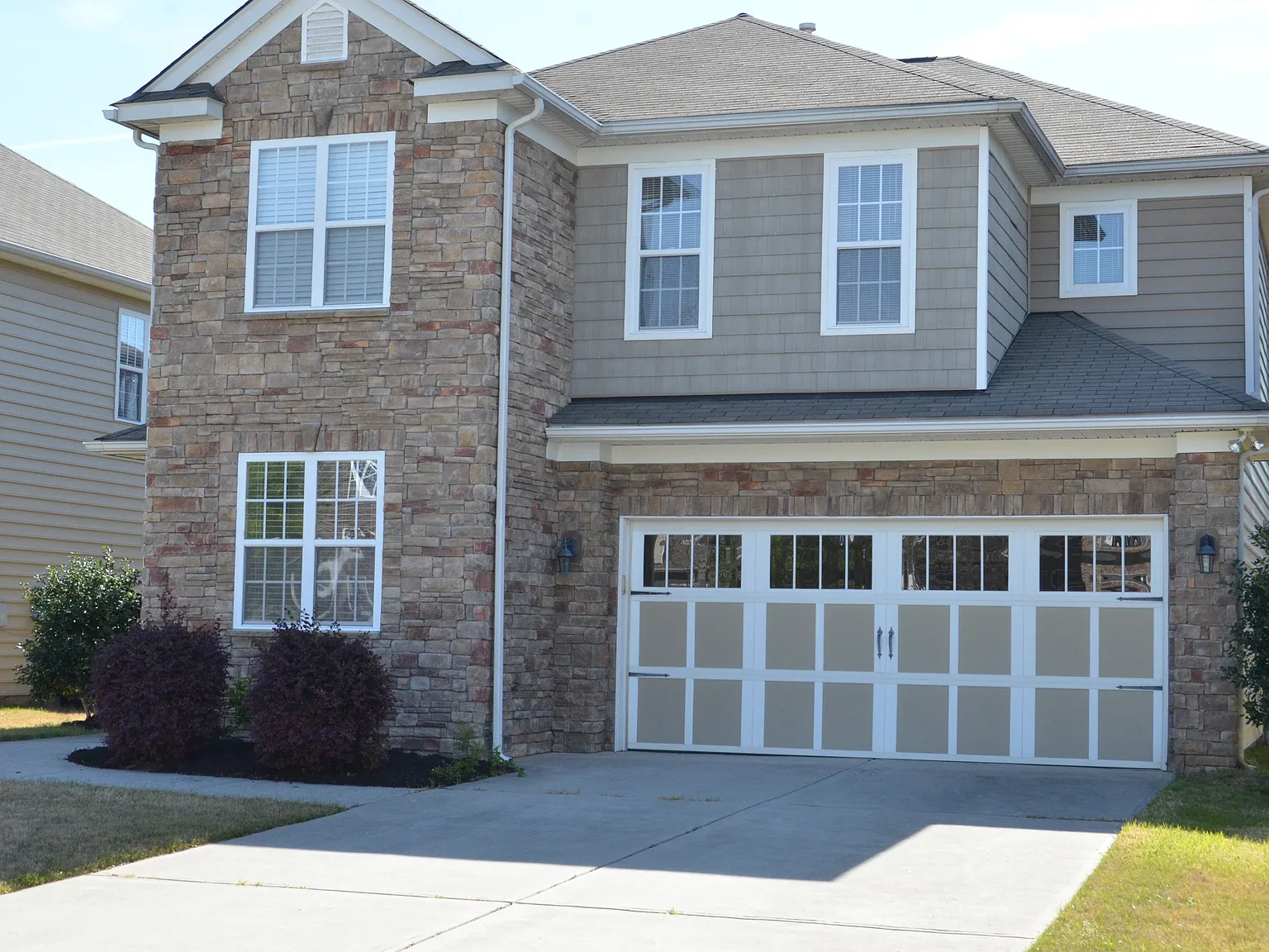 4 bed, 2.5 bath, 2718 sqft, $3,150 — Photo 2