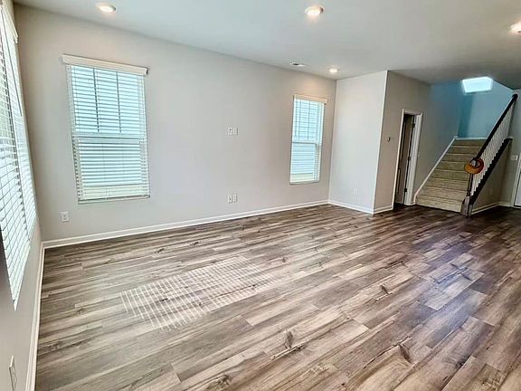 3rd image of 325 Johnston Dr