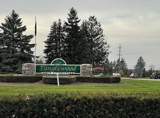 Country Club Dr, South Lyon, MI 48178
