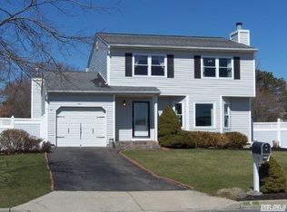 5 Sun Valley Ln, Bellport, NY 11713