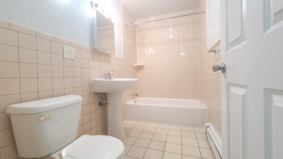 Building Photo - 2536 Holland Ave #2R