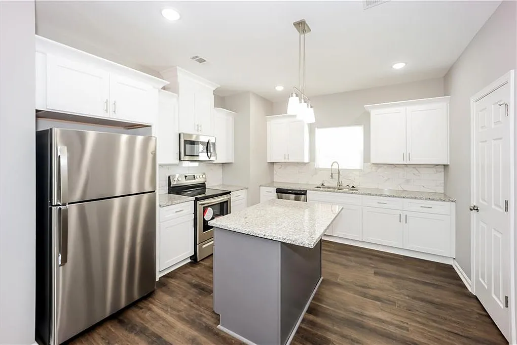 4 bed, 2.5 bath, 2173 sqft, $2,415 — Photo 4