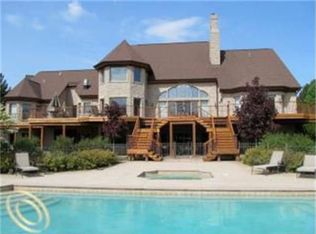 8301 Mallard Xing, Brighton, MI 48116