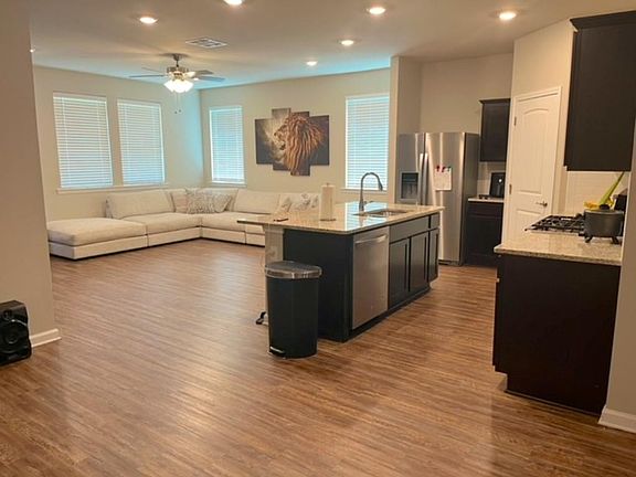 4th image of 724 Lakeshore Village Ln