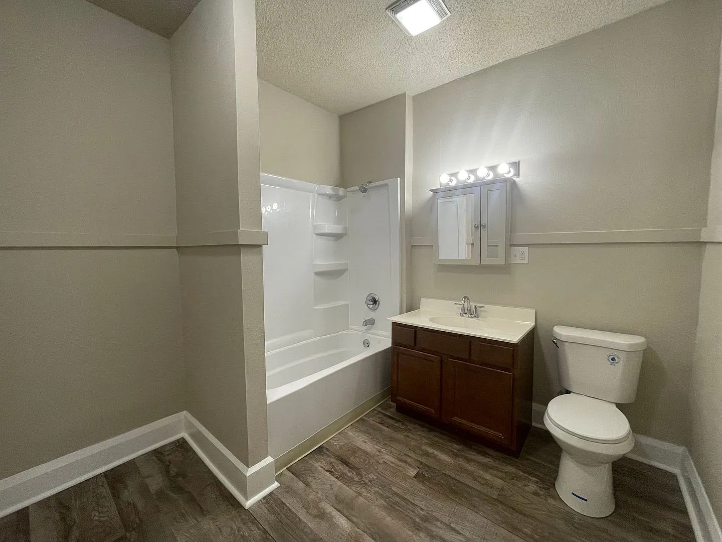 Spacious 2 BD/ 2 BA Home — Photo 3