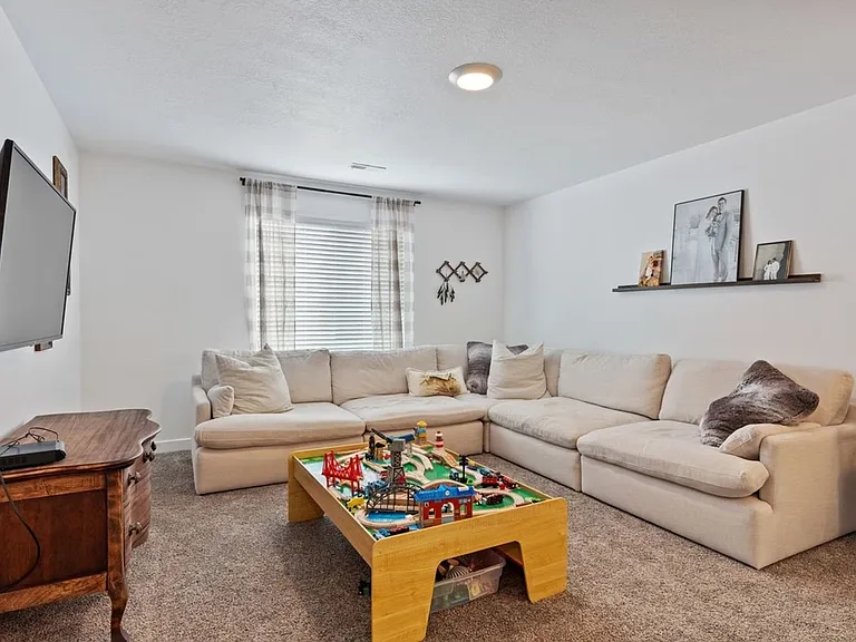 1323 S Raintree Ln — Photo 19