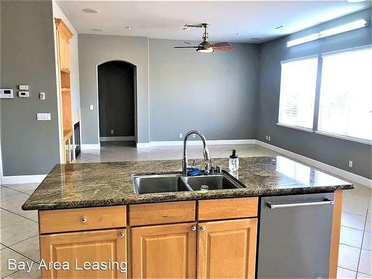 1129 Platinum St — Photo 7