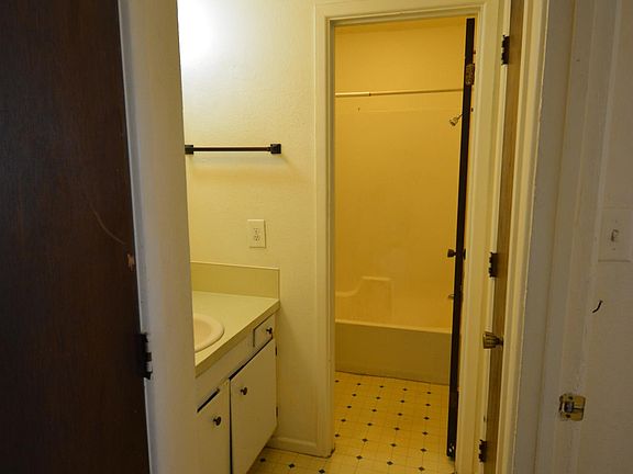 4th image of 1406 S Turner St