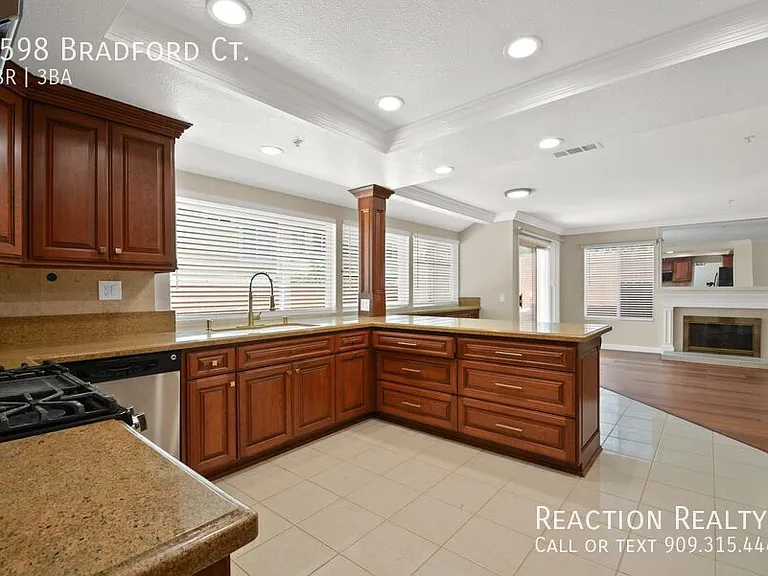 6598 Bradford Ct — Photo 5