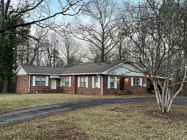 187 E Walnut St — Photo 3