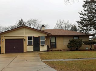 30 Woodcrest Ln, Elk Grove Village, IL 60007