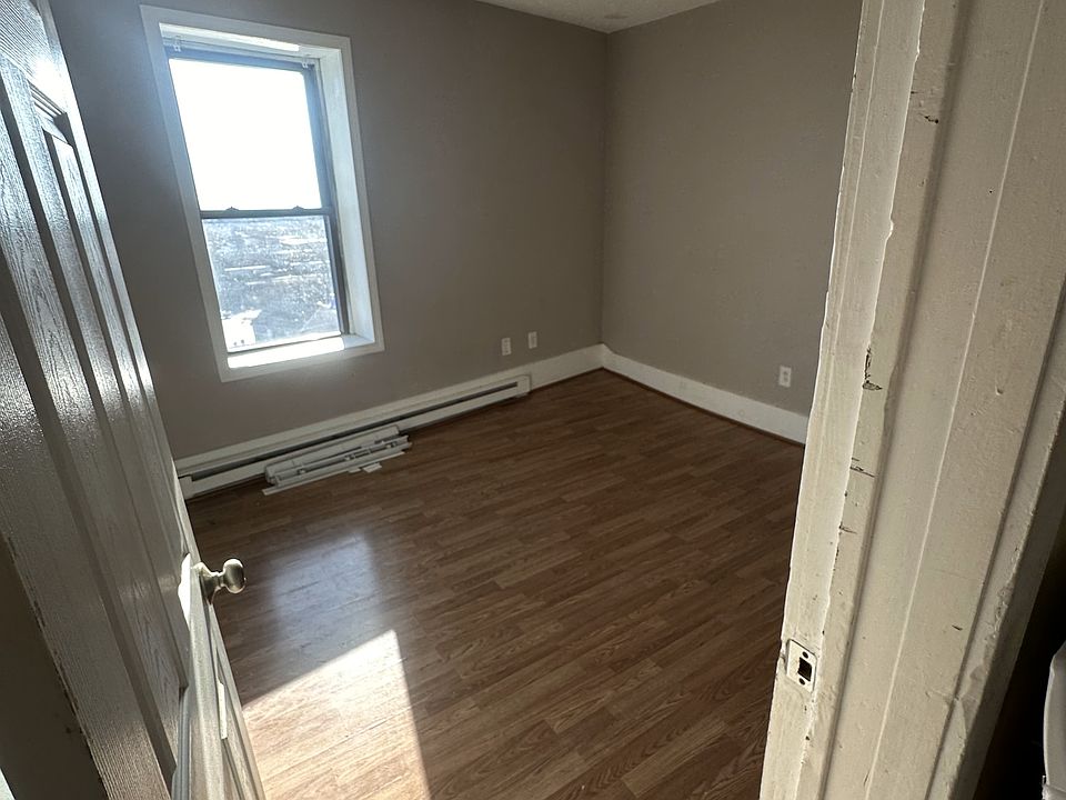 2nd image of 24 Charlton St APT 17