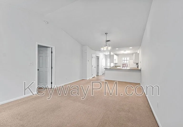 130 Bennington Ln — Photo 4