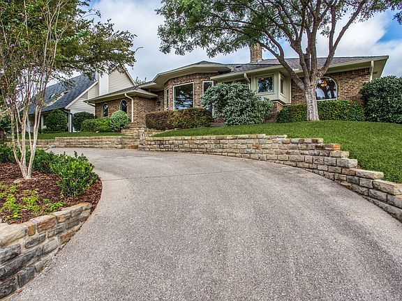3rd image of 224 Canyon Valley Dr