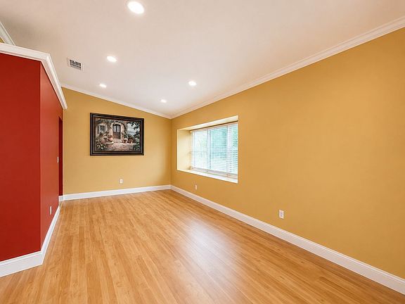 3rd image of 1009 Bartlett Ct