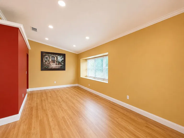 1009 Bartlett Ct — Photo 3