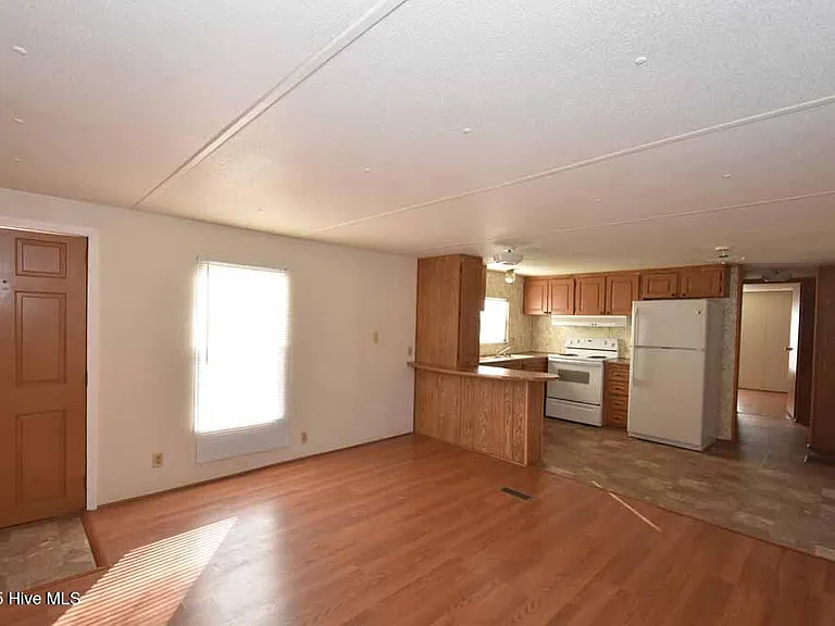 1411 Diamond Ln — Photo 4