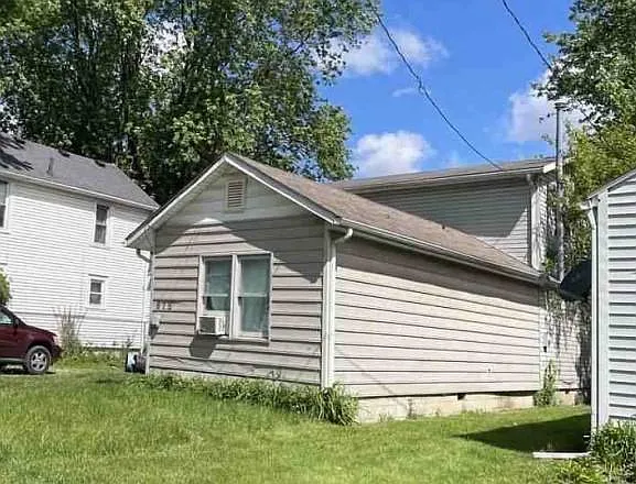 676 E Mark St photo 1