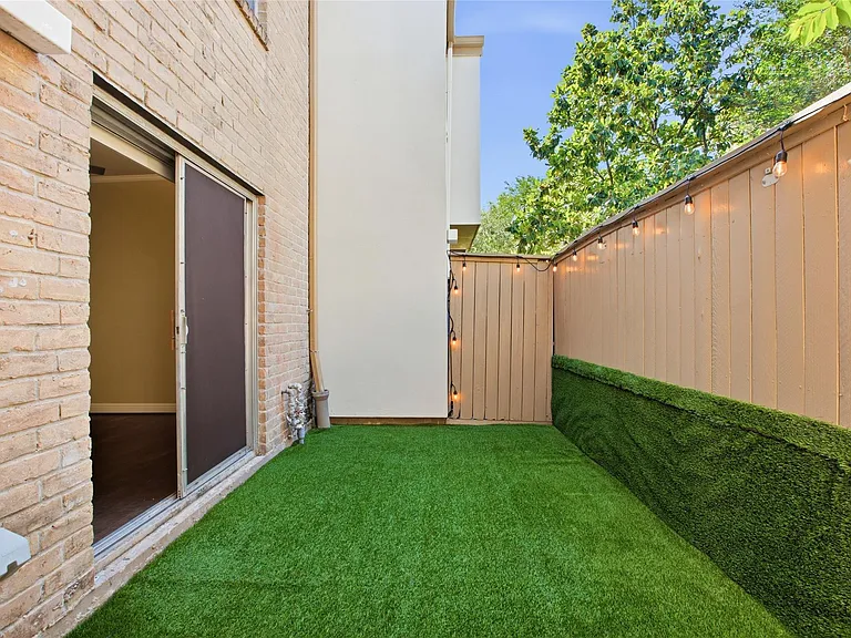 2100 Tanglewilde St #537 — Photo 18
