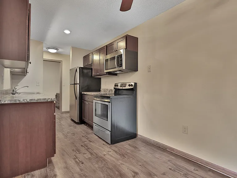 Oakridge Apartments — Photo 12