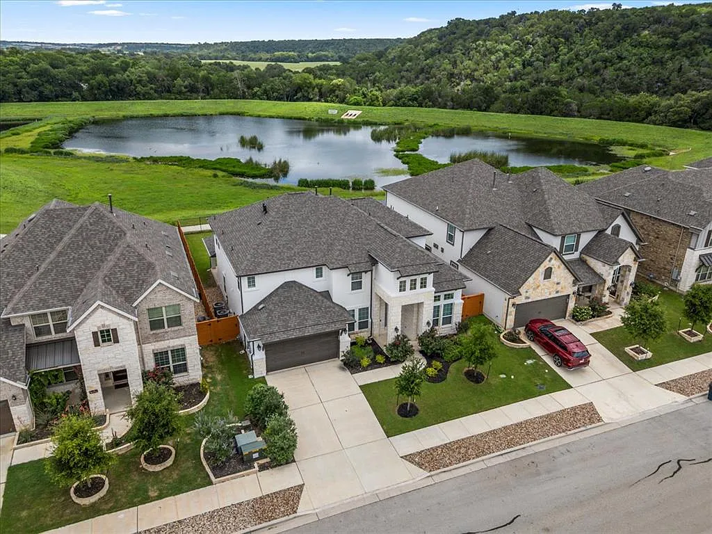 5 bed, 4.5 bath, 3661 sqft, $4,199 — Photo 2