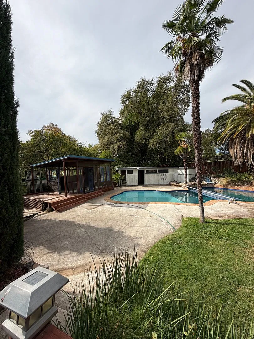 Spacious 4-Bedroom Auburn Home with Private Pool & Expansive Living Areas — Photo 1