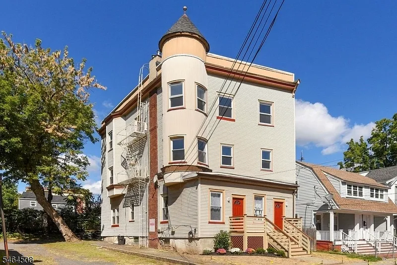 2 bed, 1.0 bath, $2,500 — Photo 1