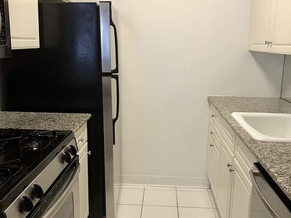 4th image of 101 W 55th St #307