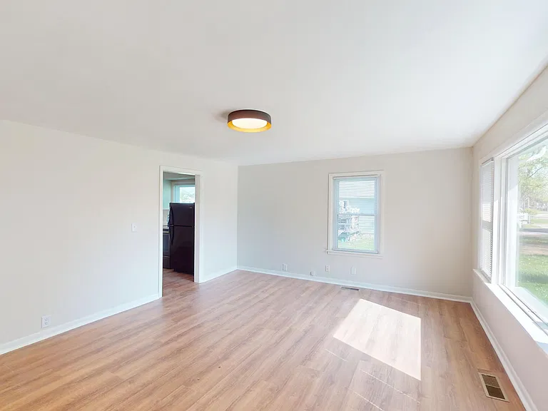 3906 S Poplar St — Photo 8