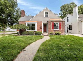 1466 Hampton Rd, Grosse Pointe Woods, MI 48236