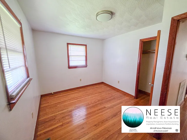 422 Barker Ln — Photo 12