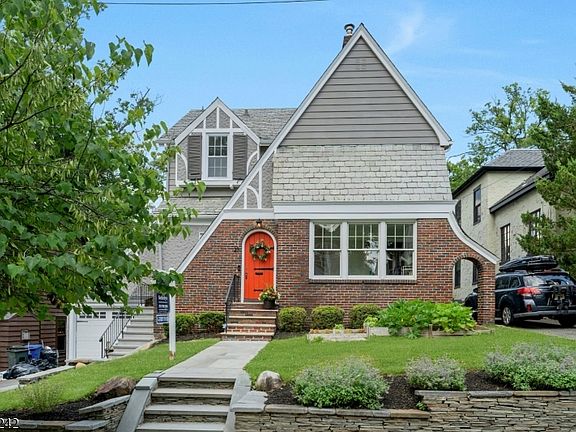 3rd image of 23 Broadview Ave