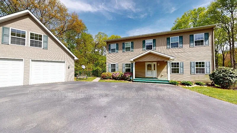 4 bed, 2.5 bath, 2464 sqft, $2,850 — Photo 2