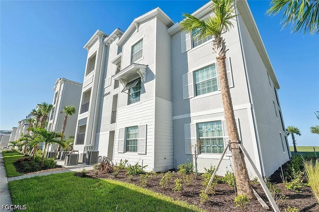 3 bed, 2.0 bath, 1301 sqft, $1,975 — Photo 1