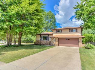 15300 Hemlock Ln, Middleburg Heights, OH