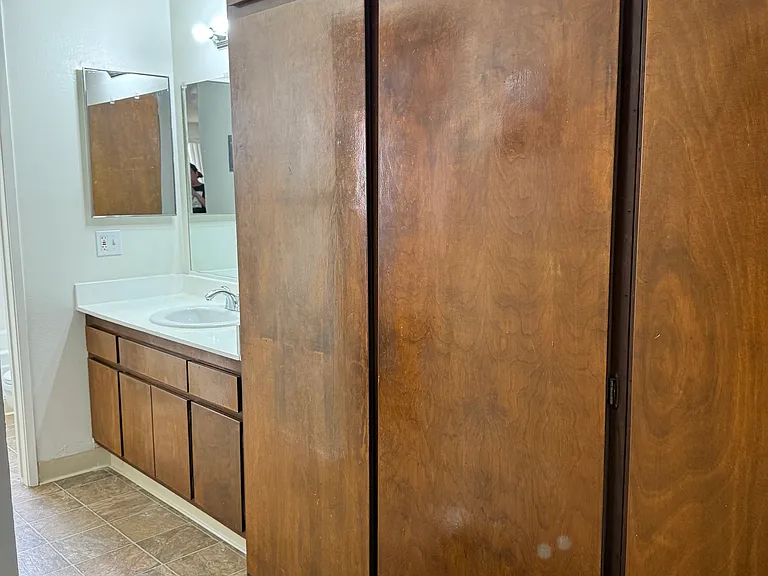 Corsica Apartments — Photo 13