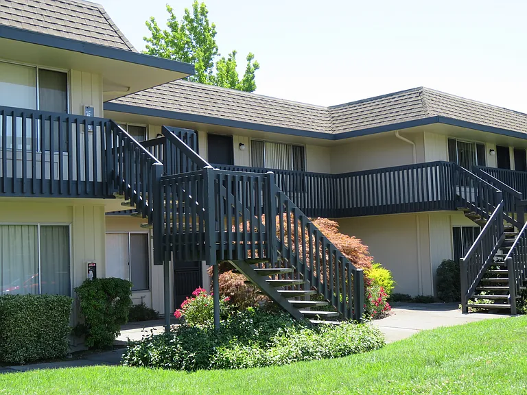 GLEN VIEW APARTMENTS — Photo 9