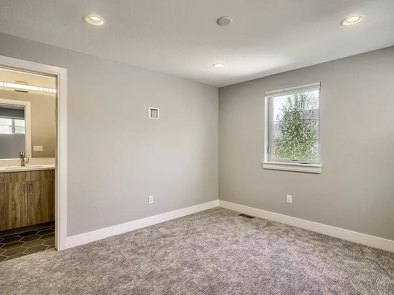 718 W 1st Ave — Photo 37