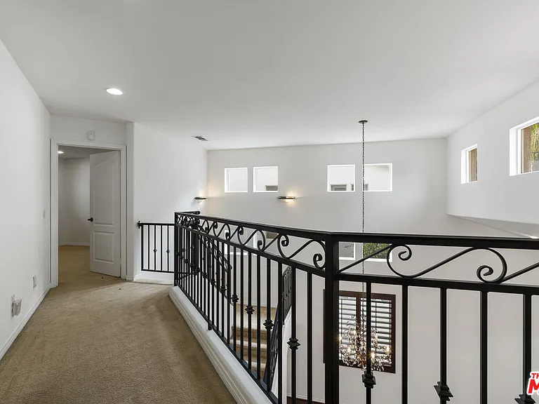 14321 Hortense St — Photo 31