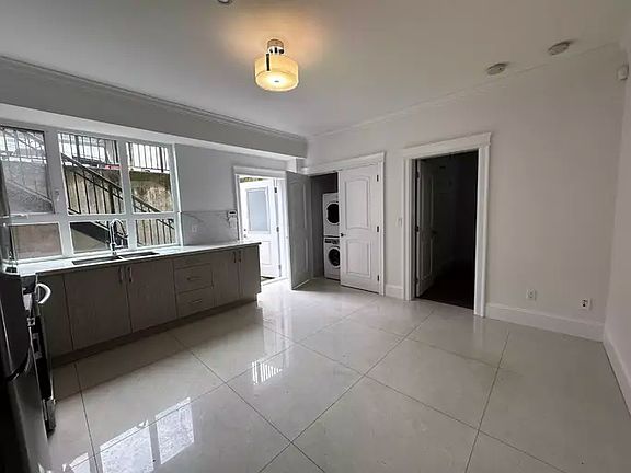 5th image of 1206 Blaine Dr #1A