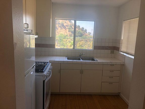 5th image of 266 Thorne St #F