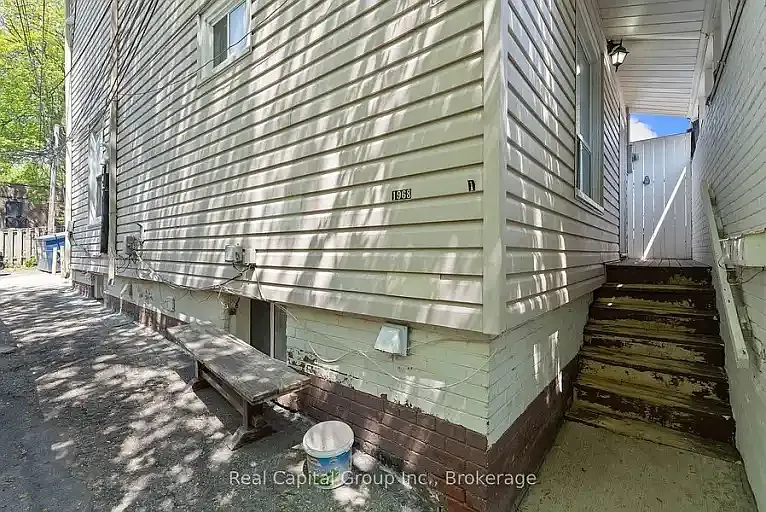 1968 Queen St E #1 — Photo 9